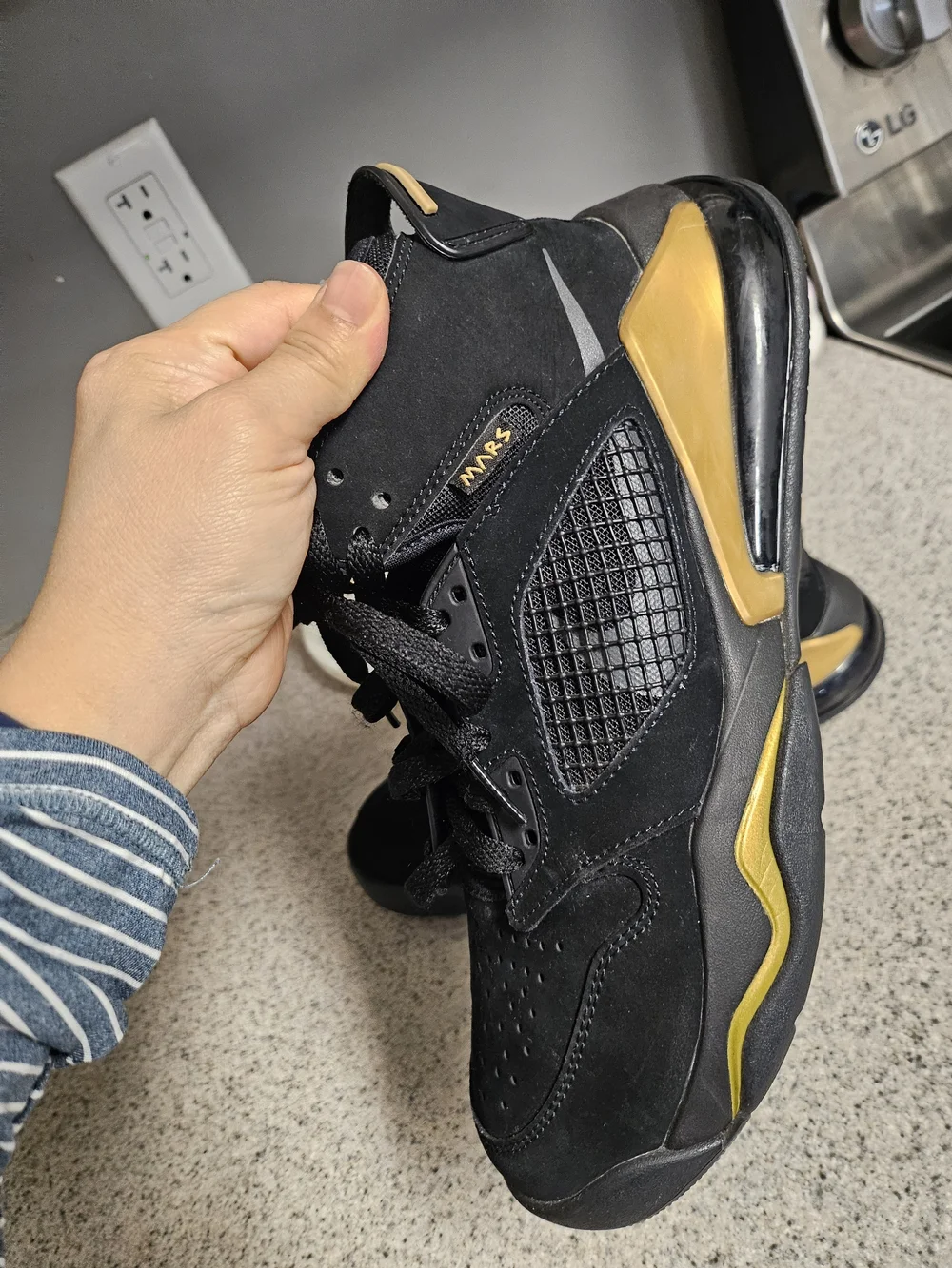 Jordan Men's Black and Gold Mid-Top Athletic Sneakers Men's 7Y